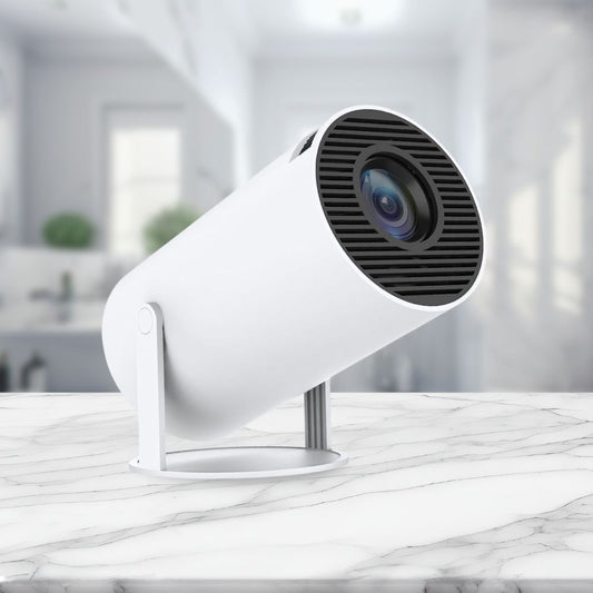 Compacte draadloze projector die een scherpe en heldere film projecteert op een muur in een gezellige woonkamer.